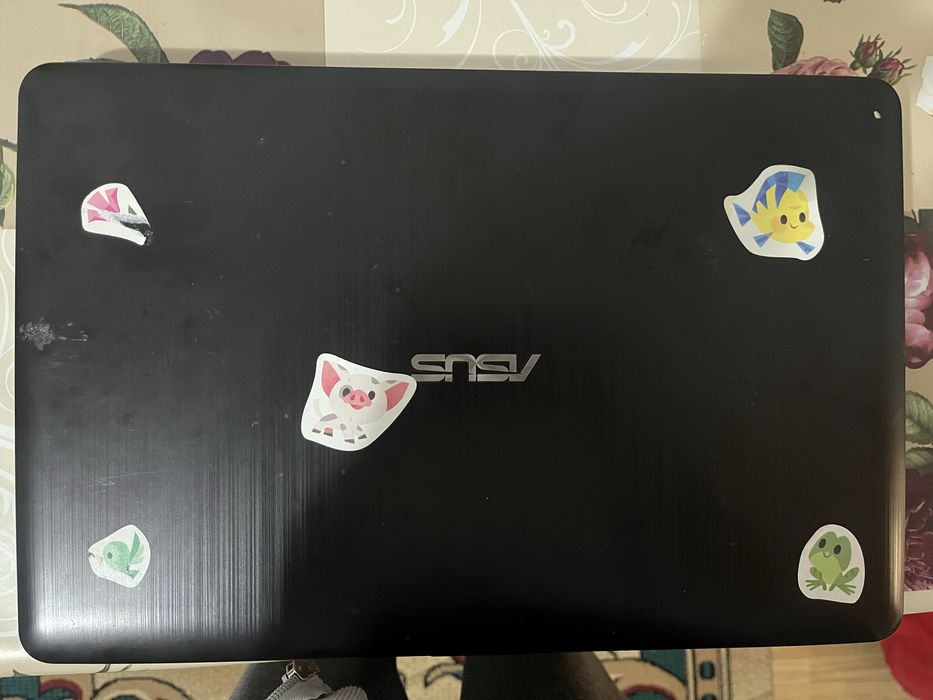 Vând laptop asus 650 de lei pret usor negociabil