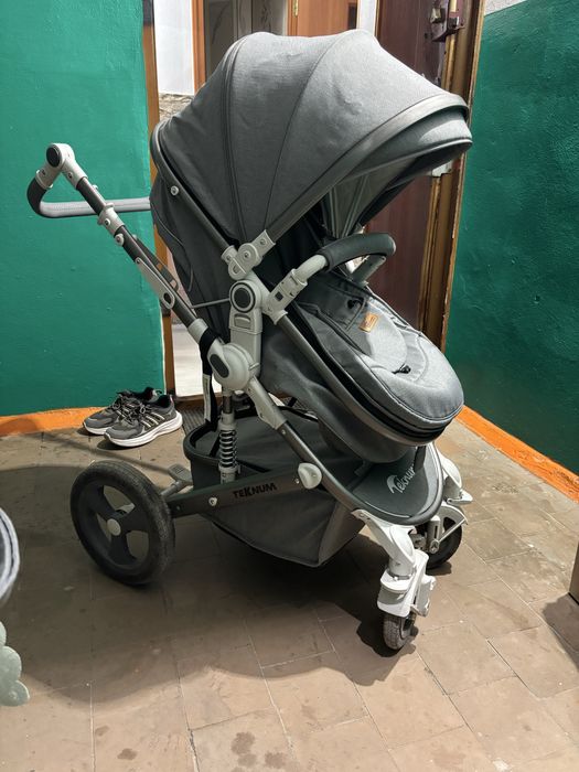 Продаеться кроватка, коляска и стульчик