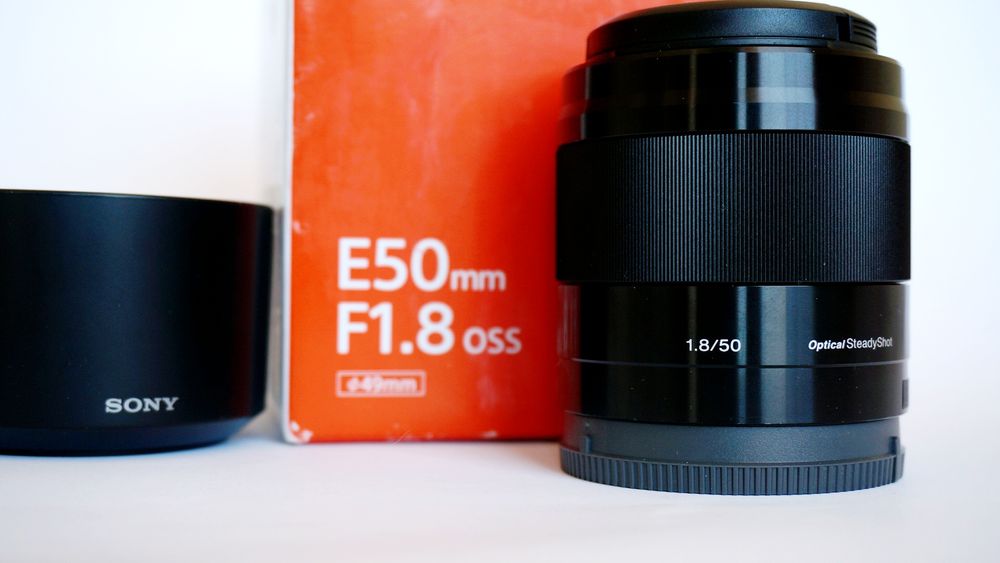 Sony FE 2/28 mm full frame и 1.8/50 OSS E-mount  обектив сони е като нов