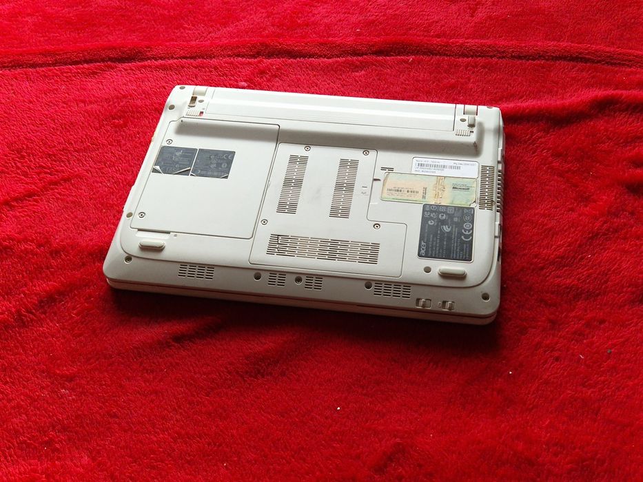 Laptop Acer perfect funcțional doar la priza