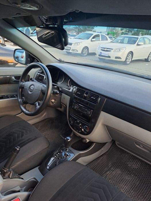 Ласетти 2012 автомат жентра килинган нахт ва вариантга  берилади