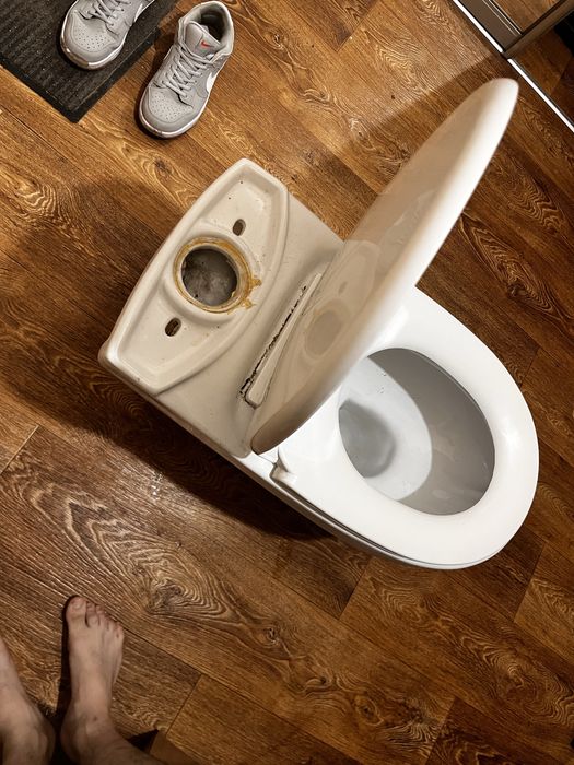 Простой унитаз, без сливного бочка