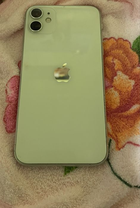 Продам iPhone 11 64  в среднем состоянии АКБ 79