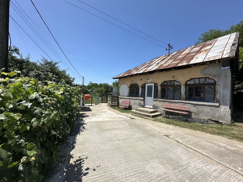 Teren cu casa  de vanazre