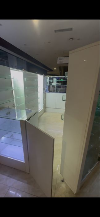 телефон аксесуарлари учун полка сотилади 2 метрга 3 метр жойни олади