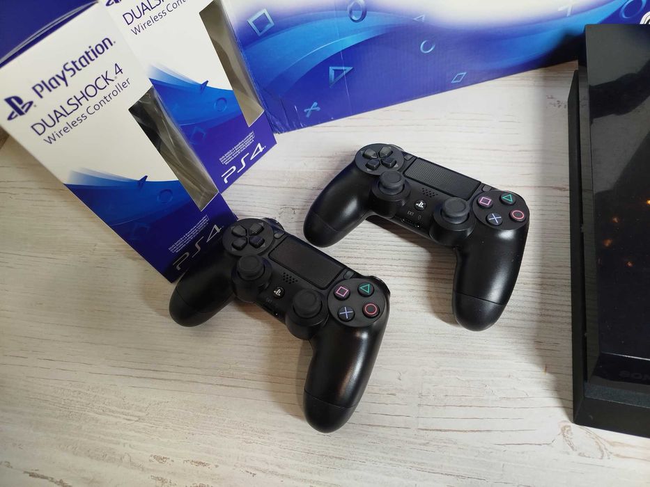 Playstation 4 ps4 + Игры и 2 джойстика