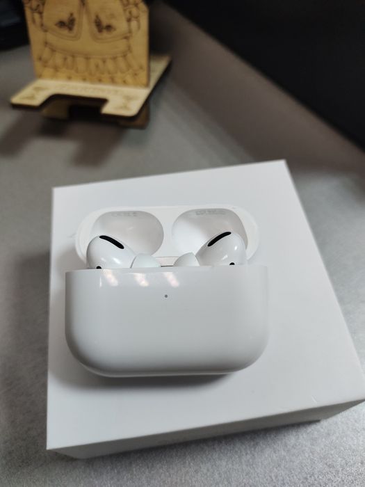 Эир подс про почти новый