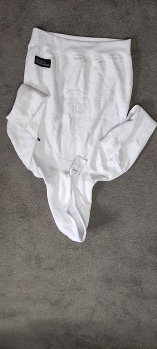 Vând hanorace albe.