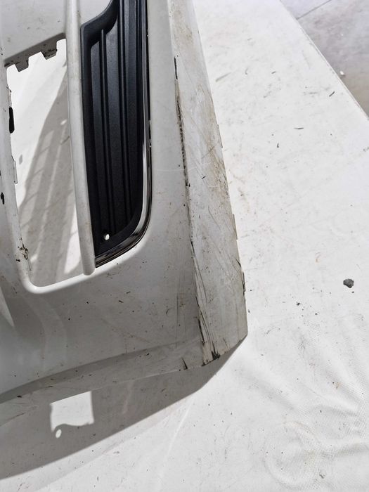 Bara Fata VW Golf 7 Completa cu grile inferioare 2013 -2017 cu gauri spalator far si 4  gauri senzori de parcare  cod origine 5G0807221