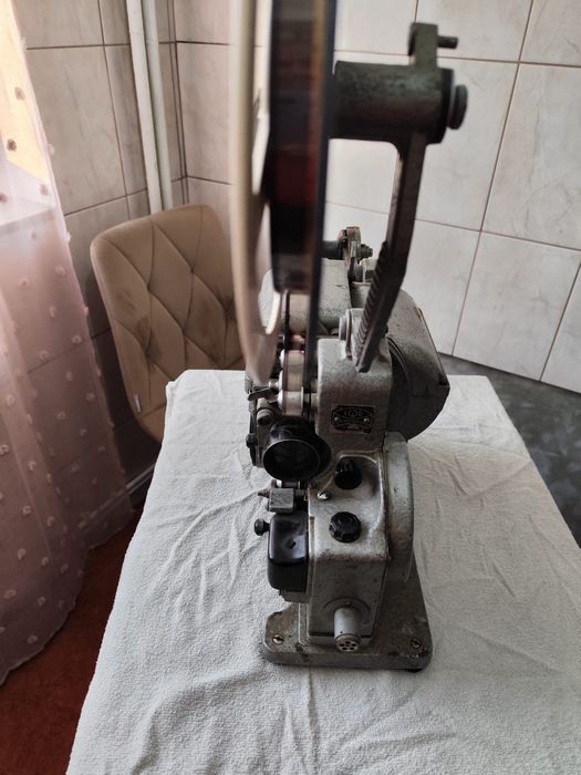 Vând aparat de proiectie vintage cu peliculă de 16 mm