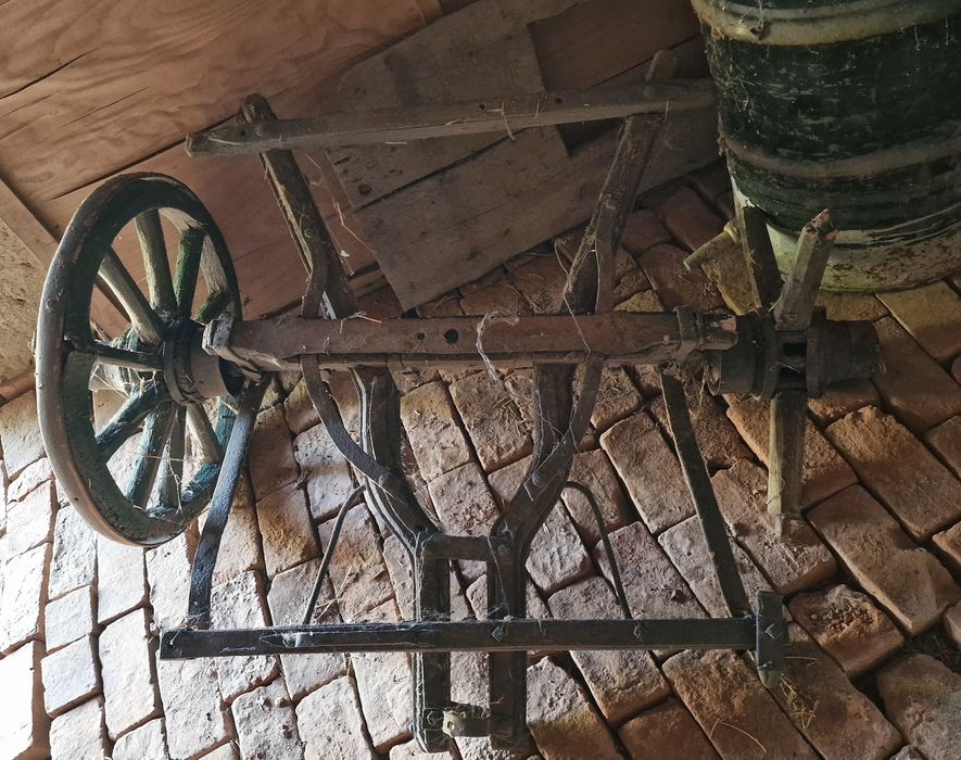 Caruta decorativa pe sine de lemn