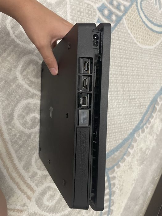 Продам игровую консоль Sony ps4