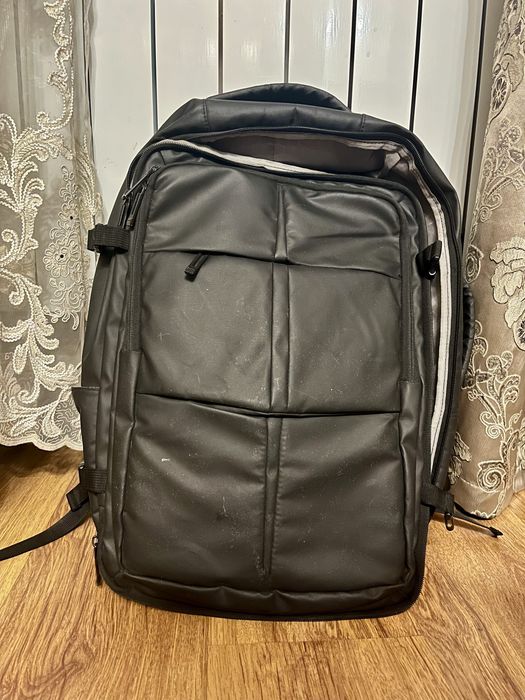 Черный рюкзак.