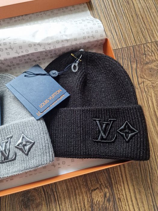 Страхотни зимни шапки LV в кутии 2 бр