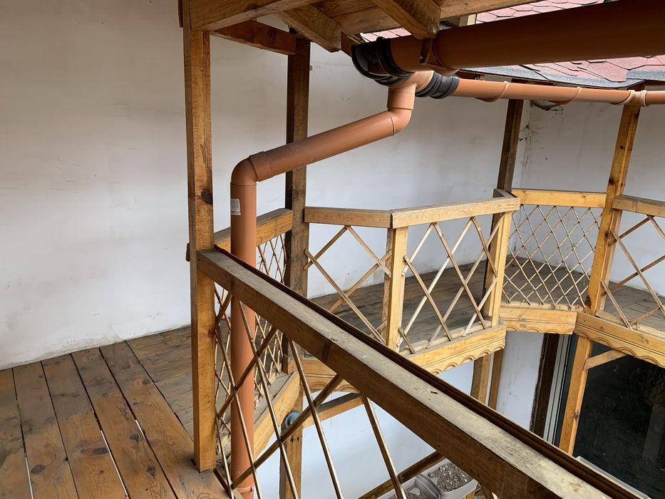 Конструкция Манастира дървени тераси, греди, челни дъски и декор