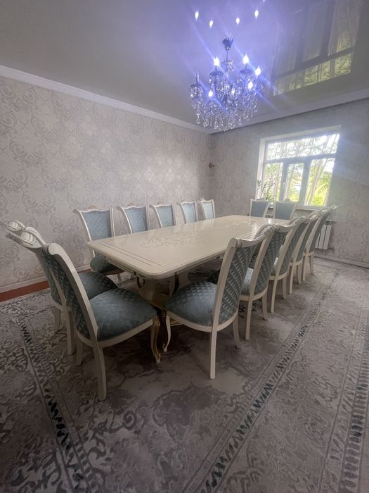 Стол со стульями