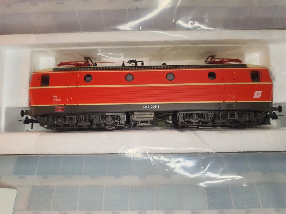 Roco OBB 1044 electric locomotive 43943 HO Scale DCC ready