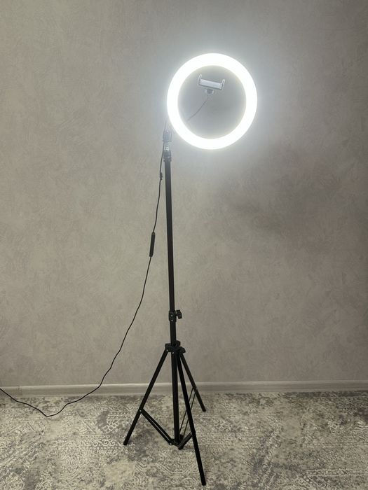Продаю кольцевую LED лампу