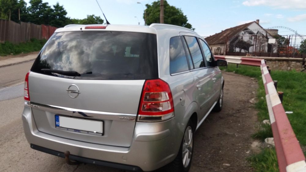 Vând Opel Zafira b
