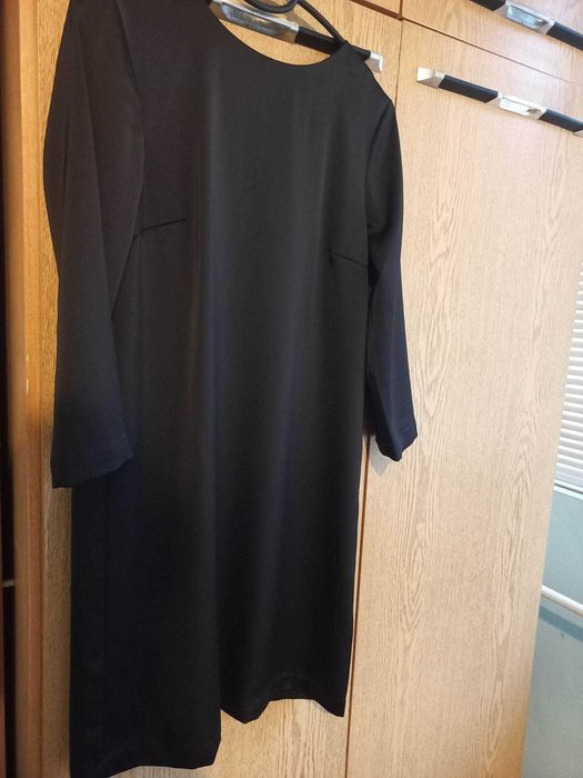 Черна сатенена рокля