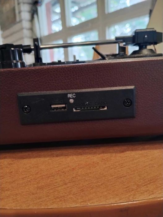 Грамофон, презапис от него на

флашка
, блутут.Изход към усилвател.