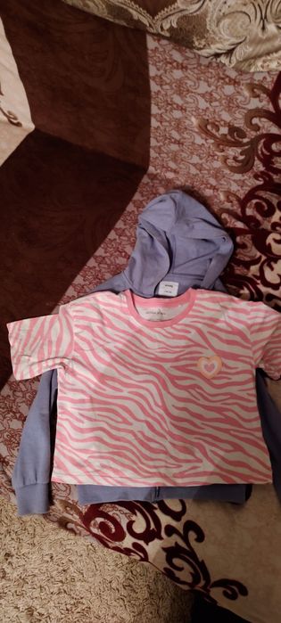 Детская одежда примерно на 5-6 лет.