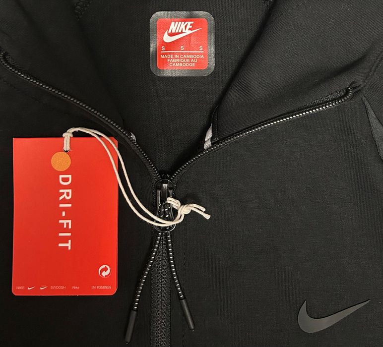 Vând compleu nou de barbati Nike Tech