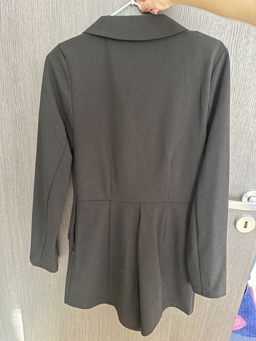 Черен блейзър-сукман с пола-панталон и златна верижка С размер