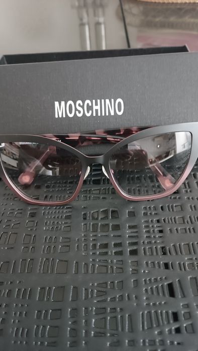 Продаю новые очки Moschino