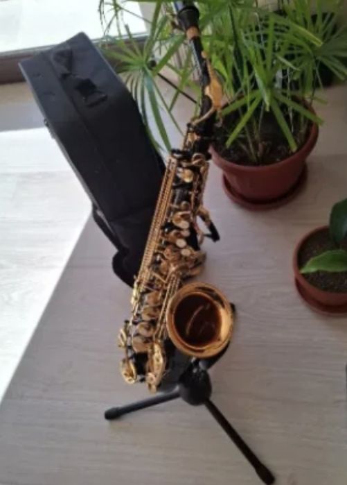 "Алт саксофон"...