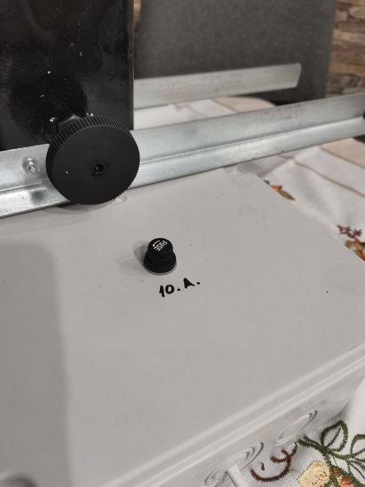 Spargator de nuci electric