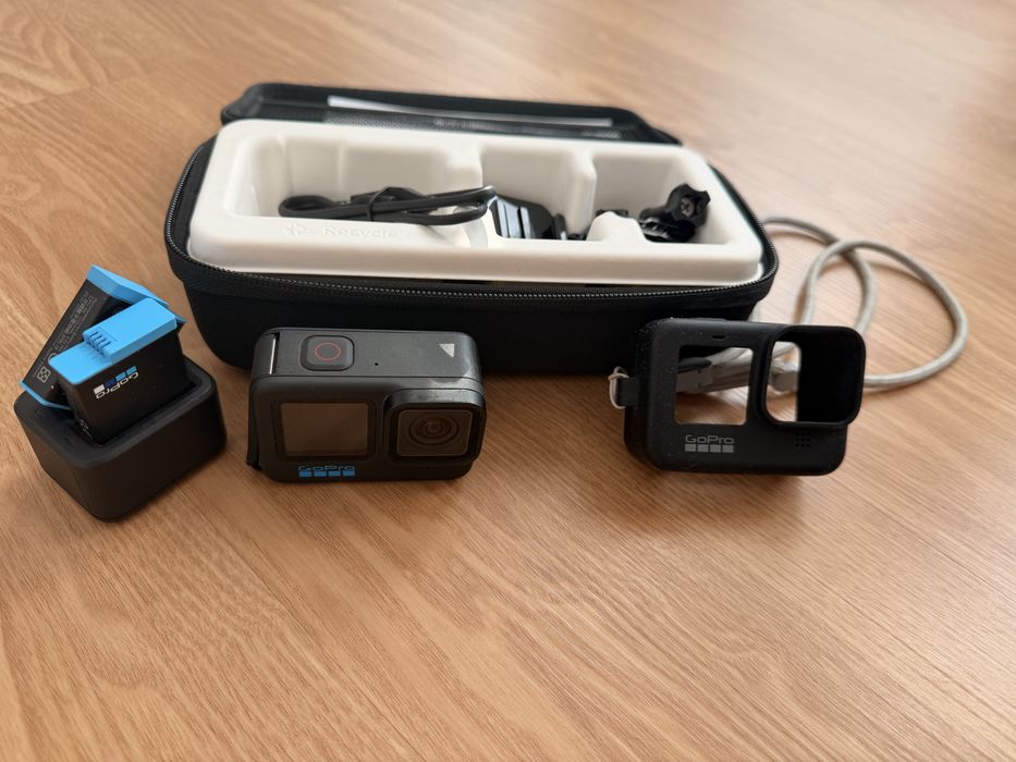 Vând GoPro Hero 10 Black - Pachet Complet Accesorii (2 Baterii, Încărcător, Carcasă)