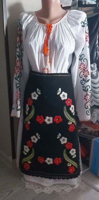Costume tradiționale noi,cusute manual