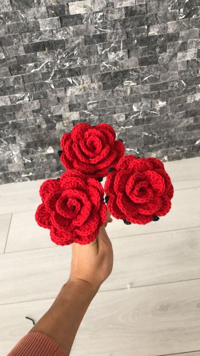 Ръчно плетени рози и играчки