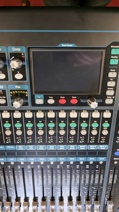 Mixer digital profesional QU-16 (24ins - 12outs) + case