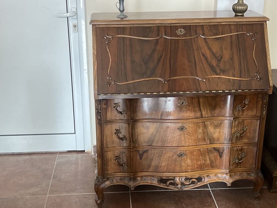 Орехово писалище с дърворезба!