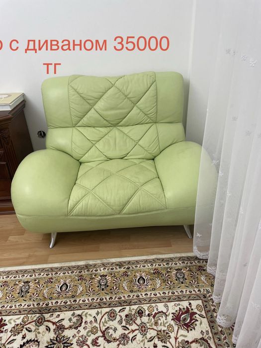 Мебель спальный, камод, стулья.