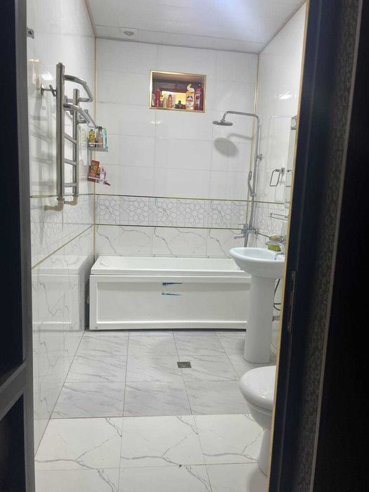 Uy sotiladi 2 qavatli !