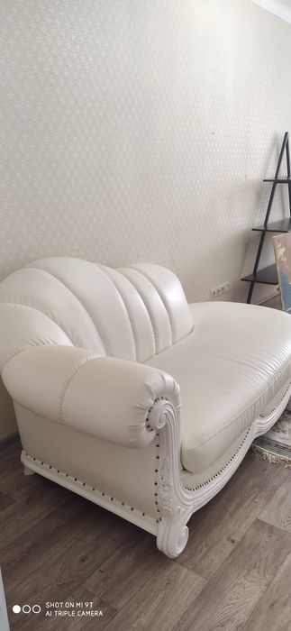 Диван белый, кожанный