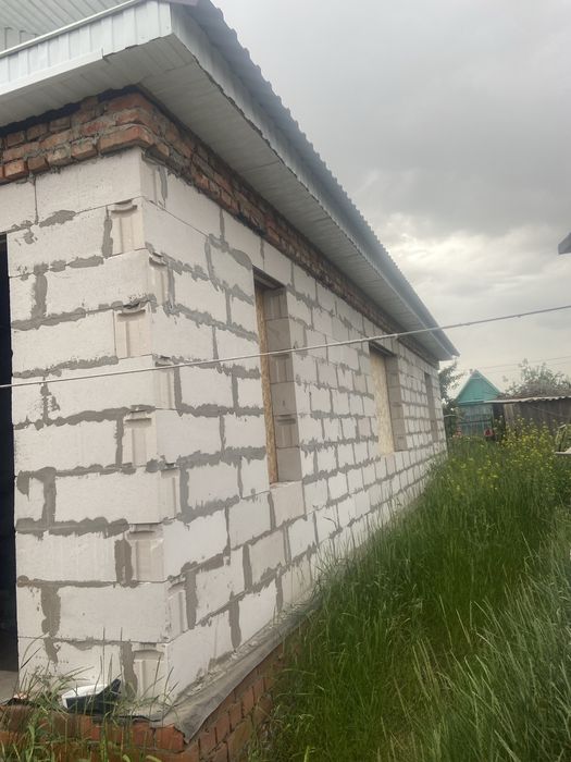 Продам участок с недостроенным  домам