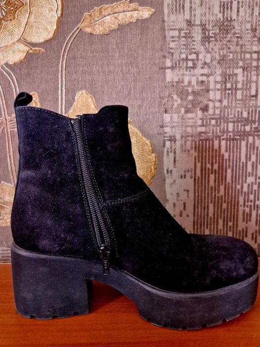 Продаю классные замшевые ботильоны