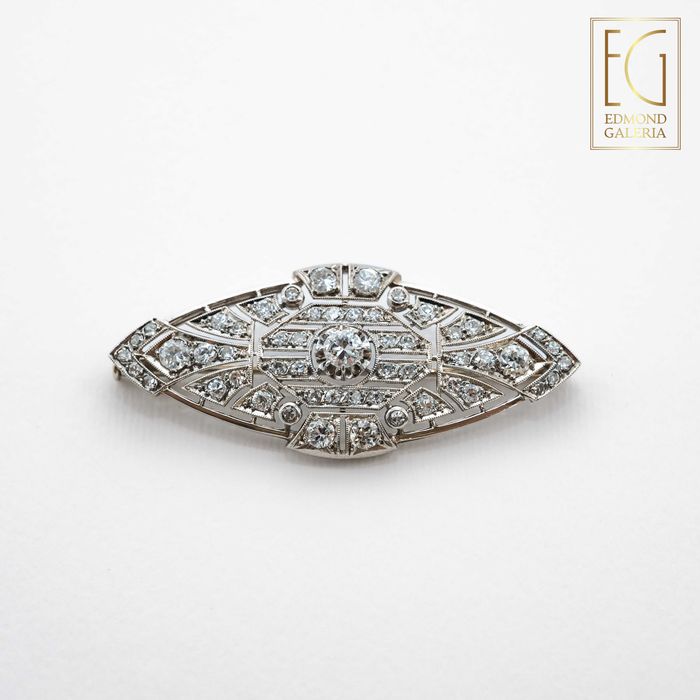 Broșă Art Deco din platină, decorată cu diamante