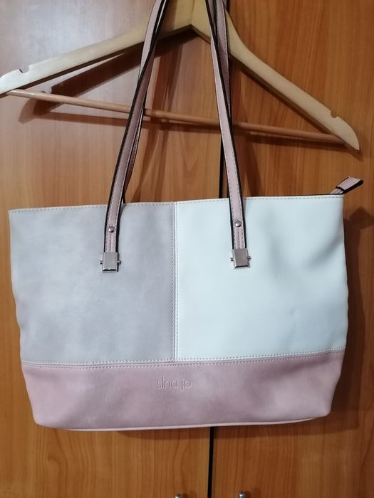 Vând genți de umăr plus rucsacuri. Preț 50-100 RON.