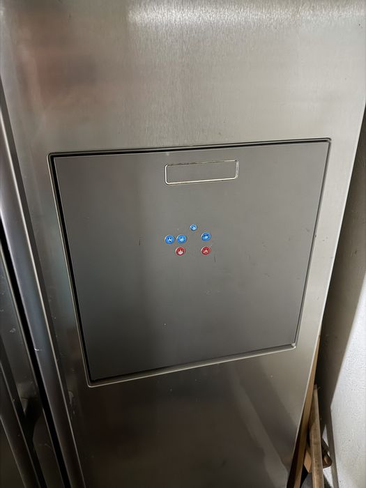 Frigider side by side