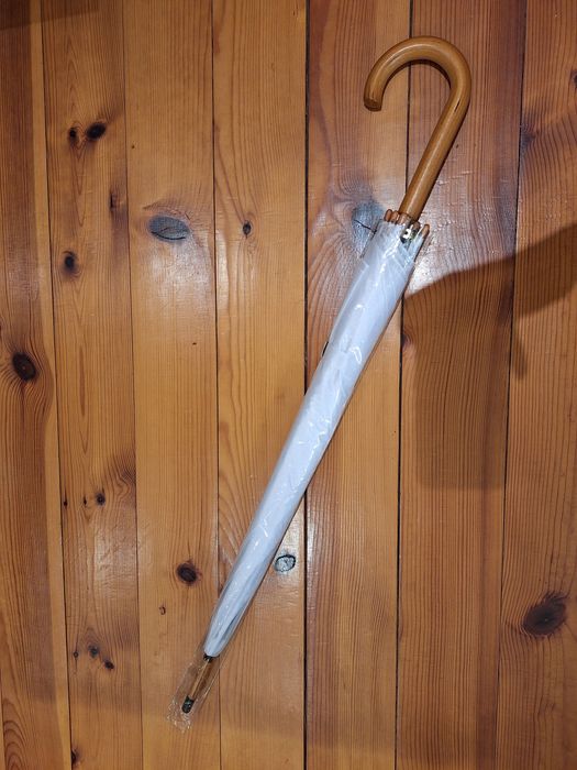 Бял чадър с автоматично отваряне и дървена дръжка, подходящ за сватба