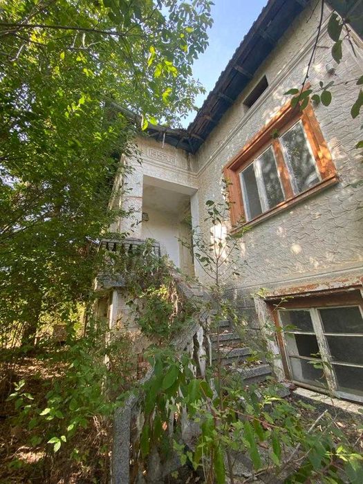 Къща с двор в село Михалци