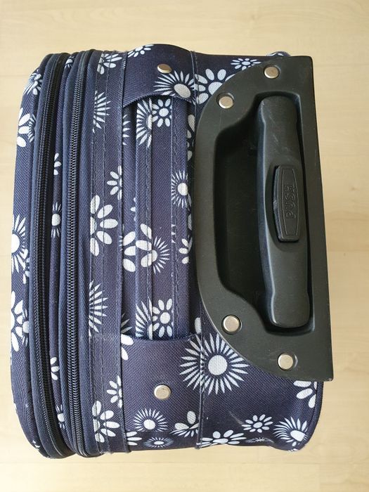 Куфар с телескопична дръжка.