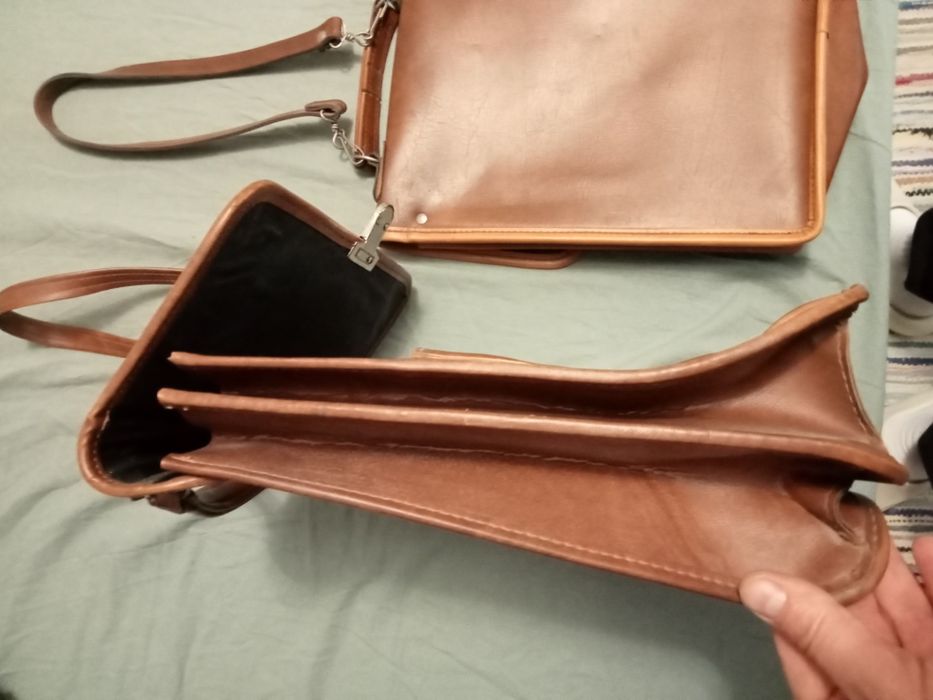 Geanta ,ghiozdan, școala ,vechi Romanesc,perioada comunista,stare buna