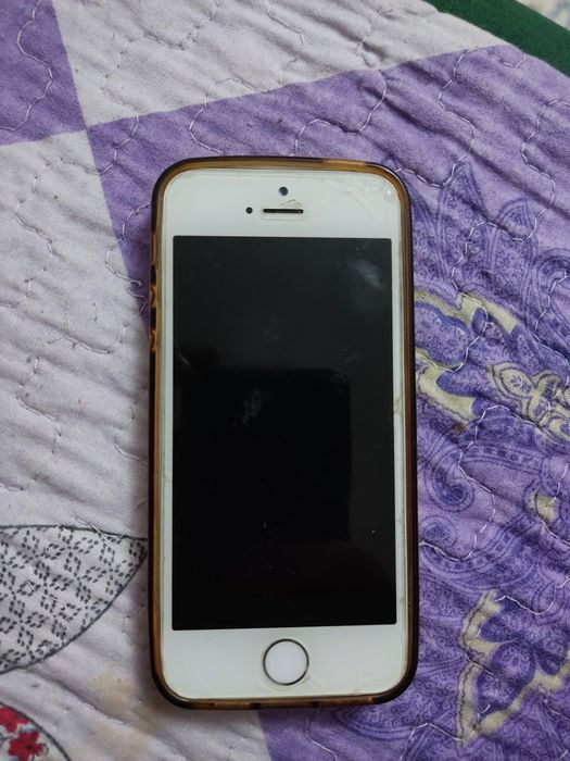 Продам iPhone 5s (золотой)