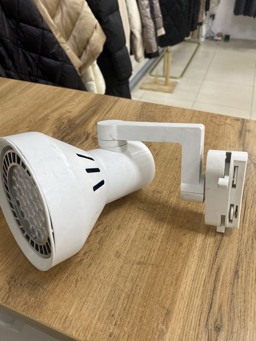 Продам трековый светильник